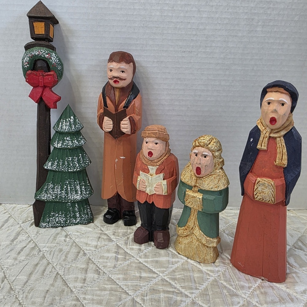 Folk Art Christmas Caroler Family of 4 & Lamp Post‎ Vintage Wooden Carved Decor